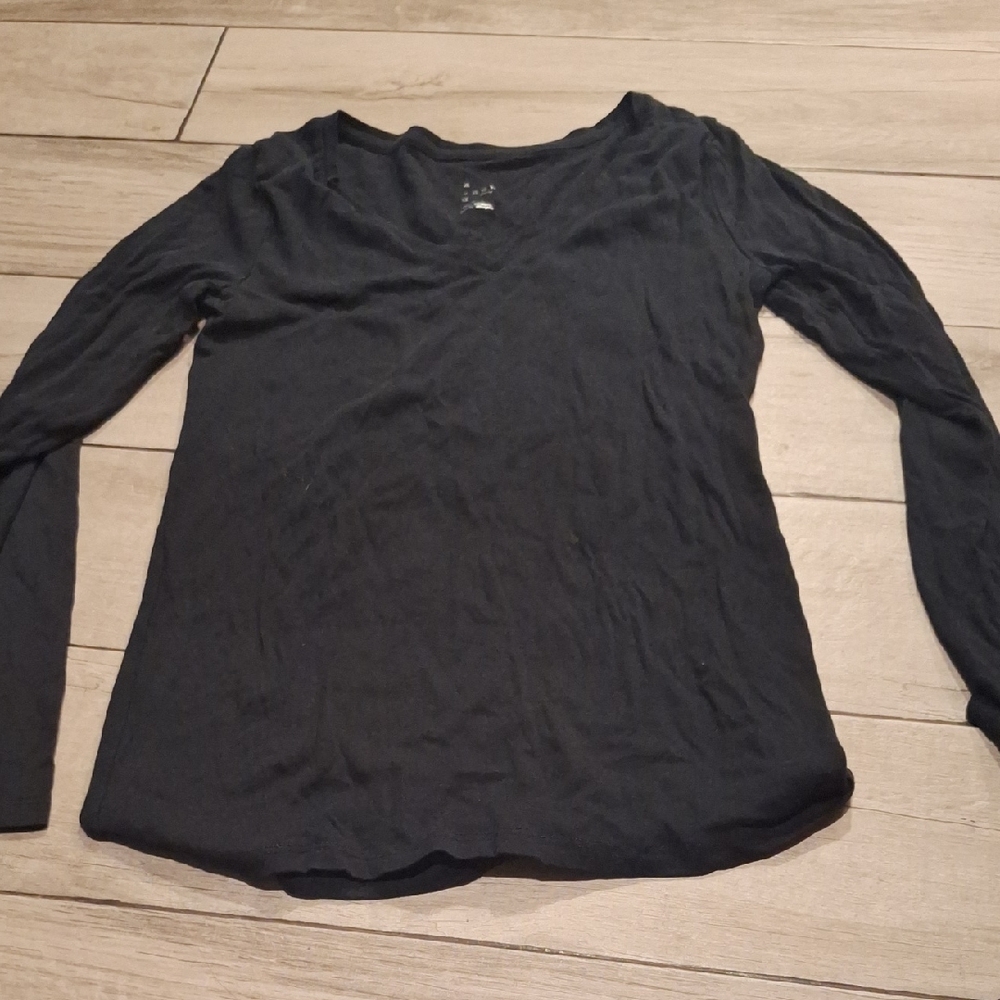 🍁a new day Black Long Sleeve V neck Tee🐣